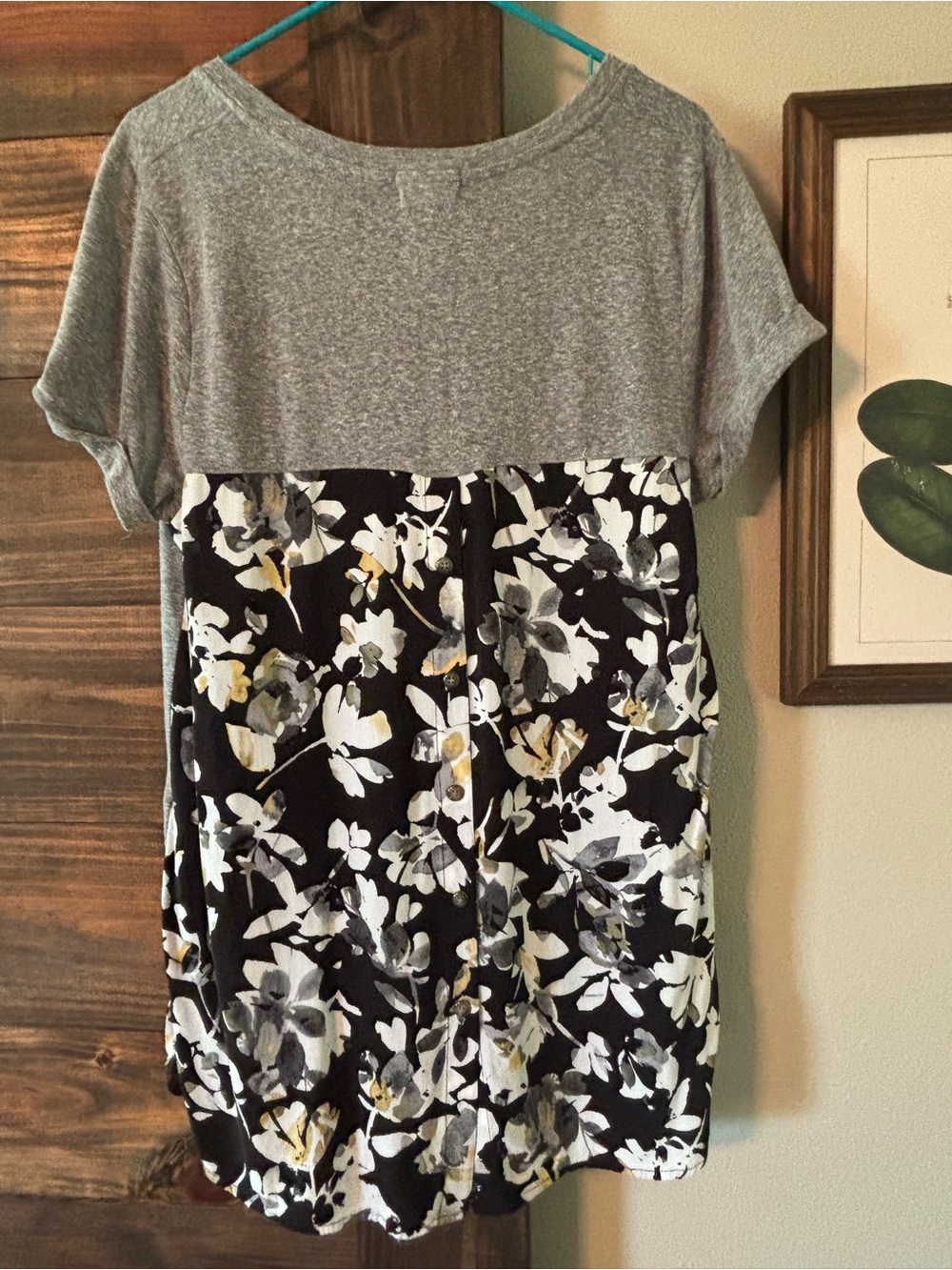 T.La Anthropologie tee with button back in gray and floral